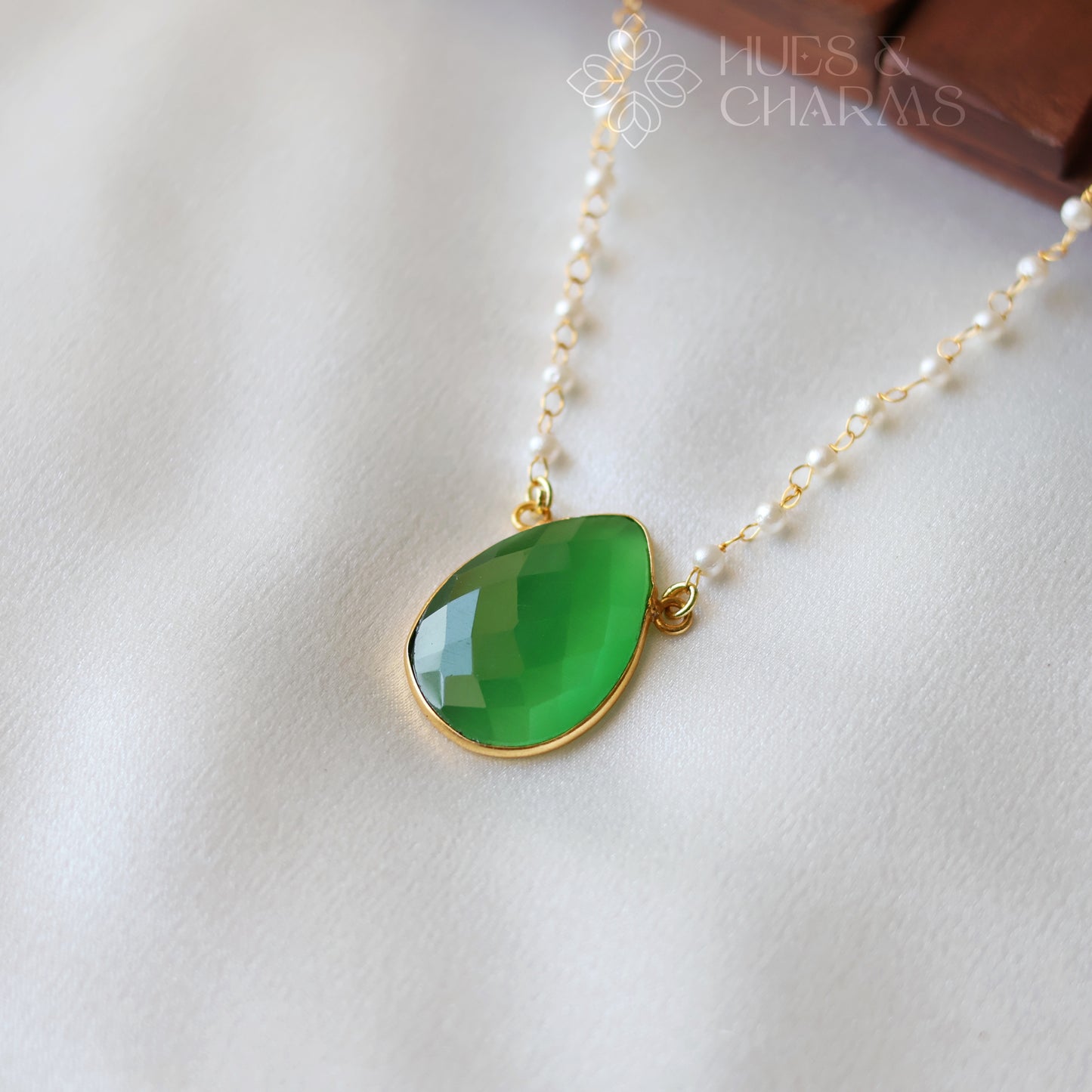 DROP SHAPE GLOSSY NECKPIECE- GREEN