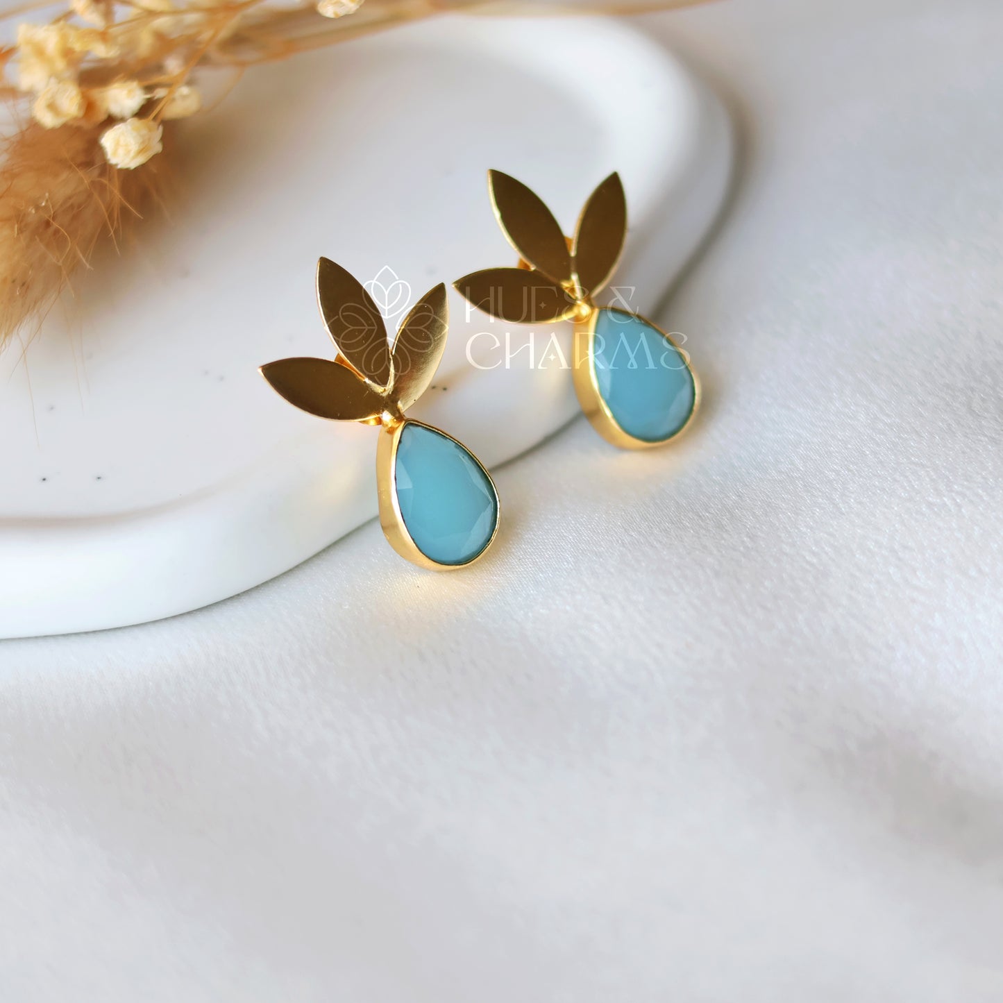 GOLDEN 3 LEAF GLOSSY EARRINGS - CLOUDY SKY BLUE