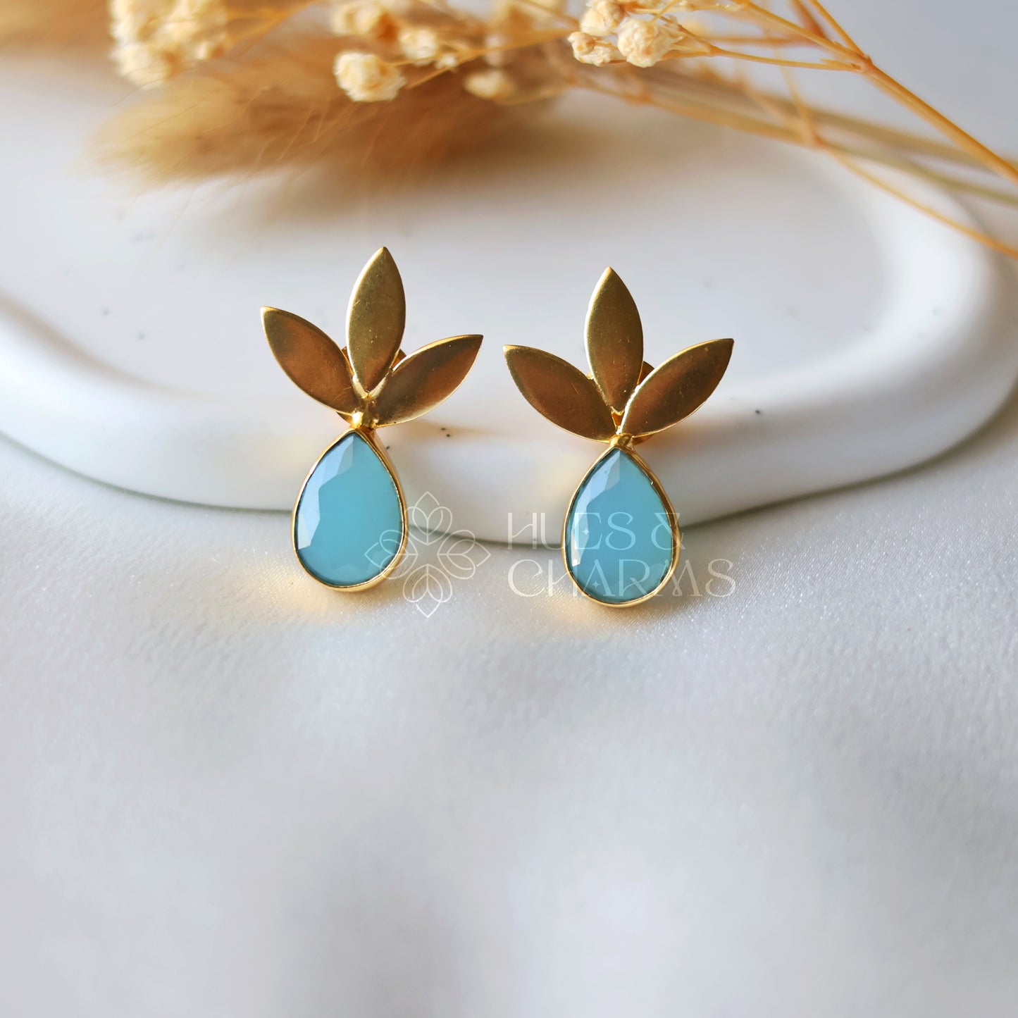 GOLDEN 3 LEAF GLOSSY EARRINGS - CLOUDY SKY BLUE