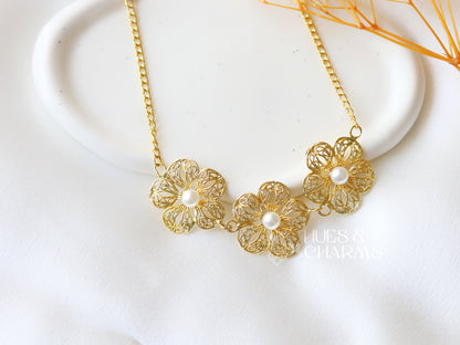 FLOWER NECKLACE WITH PEARL