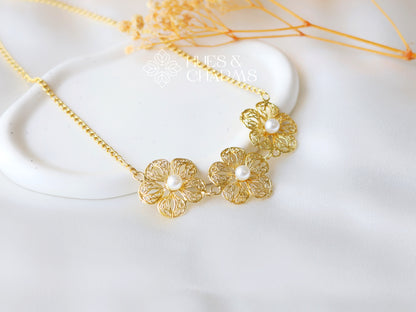 FLOWER NECKLACE WITH PEARL