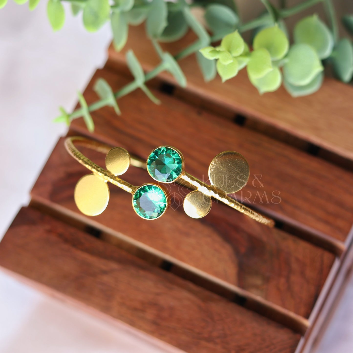 TEXTURED 2 STONE ADJUSTABLE GLOSSY BANGLE - EMERALD GREEN