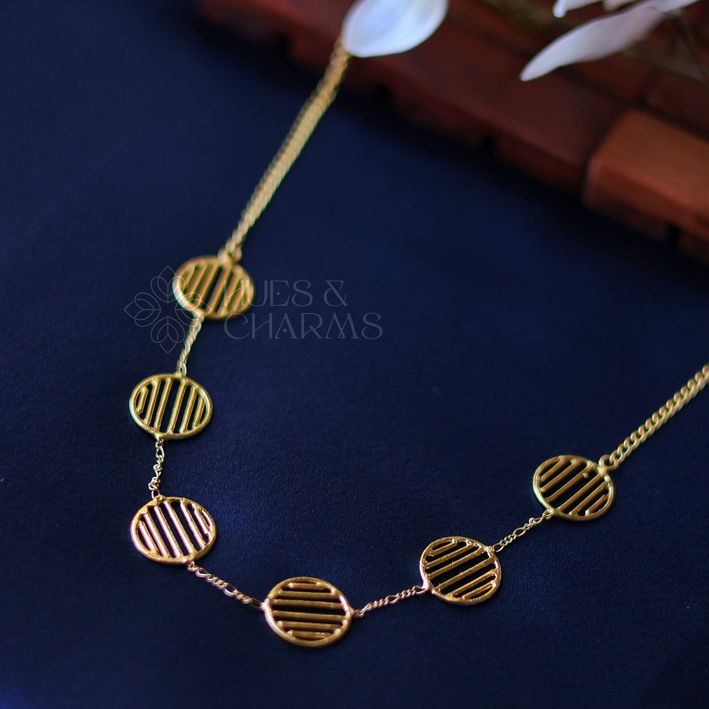 GOLDEN CIRCLE NECKLACE