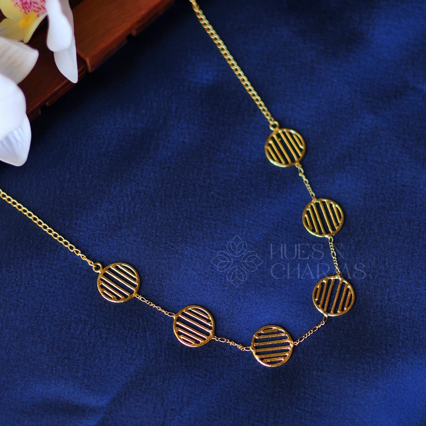 GOLDEN CIRCLE NECKLACE