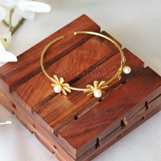 DAISY FLOWER ADJUSTABLE BANGLE WITH PEARL