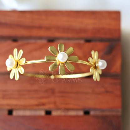 DAISY FLOWER ADJUSTABLE BANGLE WITH PEARL