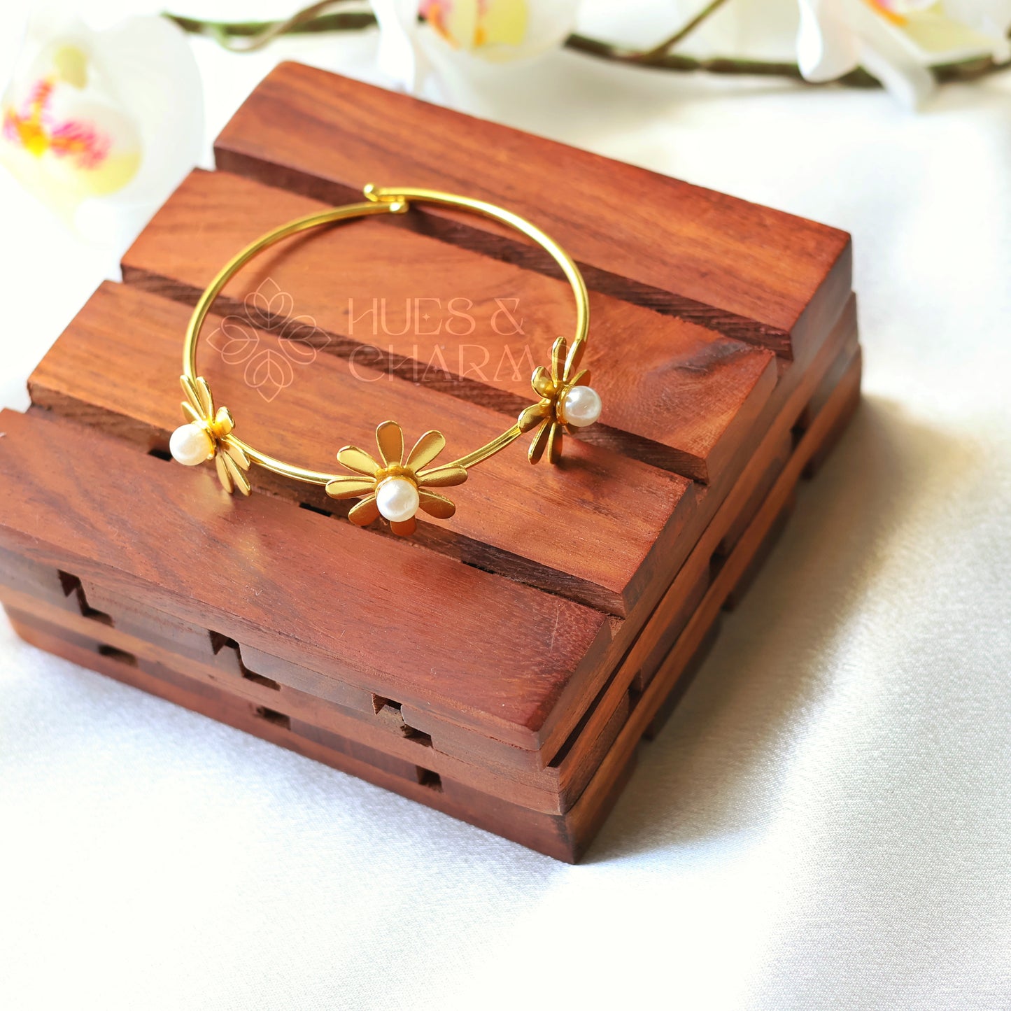 DAISY FLOWER ADJUSTABLE BANGLE WITH PEARL