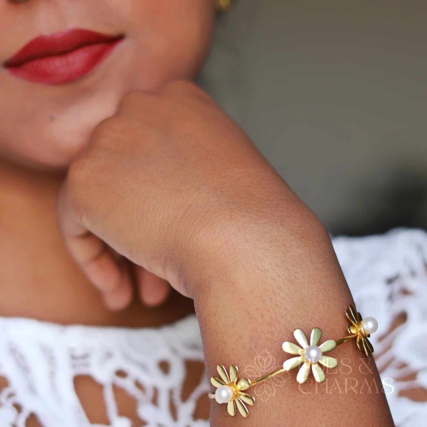 DAISY FLOWER ADJUSTABLE BANGLE WITH PEARL