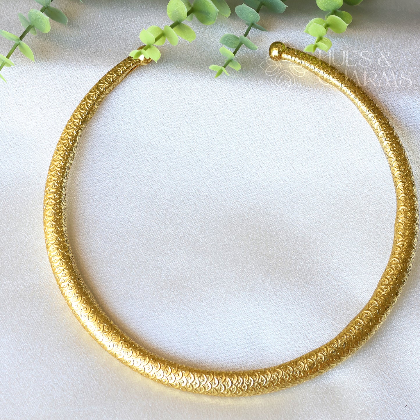 GOLDEN BOLD NECKCUFF WITH SELF DETAILINGS