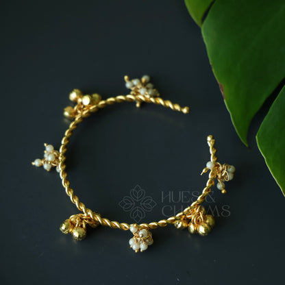 GOLDEN GHUNGAROO ADJUSTABLE BANGLE WITH PEARLS